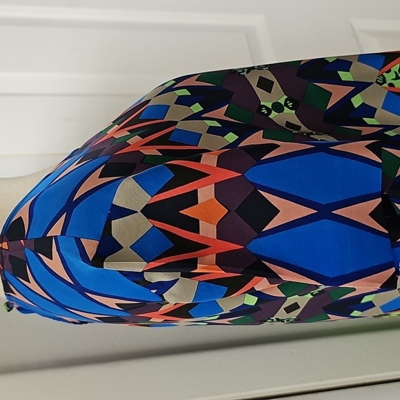 100% Silk J. Crew Colorful Geometric Pattern Top. One Covered Button In Back. 6 - Picture 4 of 7